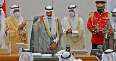 الحكومة الكويتية الجديدة تؤدى اليمين الدستورية.. الإصلاح الاقتصادى أولوية فى برنامج عملها.. الكويتيون ينتظرون إقرار العديد من القوانين المهمة.. وولى عهد الكويت: الحكومة أمامها مسئوليات تتطلب العمل الدؤوب 