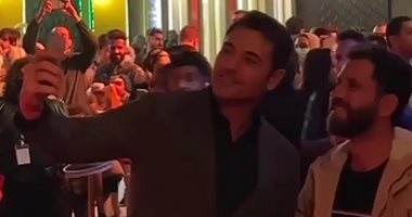 سيلفى أحمد عز مع الجماهير لحظة وصوله العرض الخاص لفيلم الجريمة.. فيديو