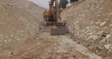 محافظ أسيوط يشدد على تطهير مخرات السيول وجاهزية السدود