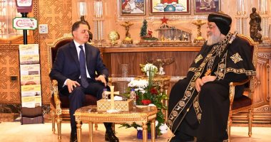 شاهد.. وزير الداخلية بالكاتدرائية لتهنئة البابا تواضروس والأقباط بعيد الميلاد