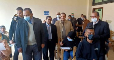 نائب رئيس جامعة بنها يتفقد سير الامتحانات بكليتى الحقوق والطب البيطرى