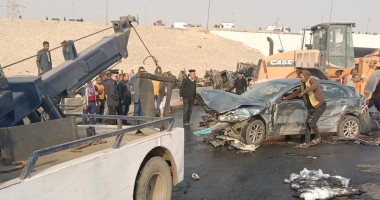 أوناش المرور ترفع حطام حادث تصادم سيارات الطريق الدائرى