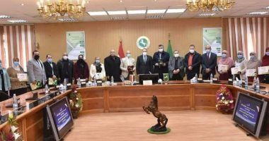 محافظ الشرقية يكرم الفريق الطبى المشارك فى تشغيل أول عيادة غسيل كلوى يريتونى