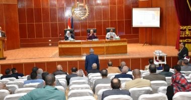 محافظ أسوان: الإسراع بمعدلات العمل لإنجاح منظومة النظافة