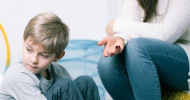 بيتكلم عن أسرار البيت مع الجيران طول الوقت.. نصائح للتعامل مع الطفل الثرثار