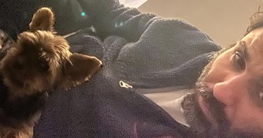 أحمد فهمى يلعب مع كلبه فى أول ظهور من عزله المنزلى بعد إصابته بكورونا