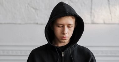 علامات بتقولك إن ابنك يمر بأزمة وإكتئاب .. اعرفى إزاى تتعاملى معاه