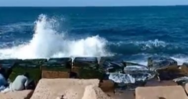 طقس الإسكندرية الآن.. سطوع للشمس وهدوء فى حركة الأمواج (فيديو وصور)