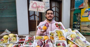 "الطبق عل أد الإيد".. عبد الله شاب يبيع طبق الفاكهة بـ5 جنيهات ببنها.. لايف