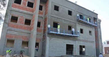 محافظ الوادى الجديد يستكمل متابعة مشروعات "حياة كريمة" بقرى مركز الفرافرة