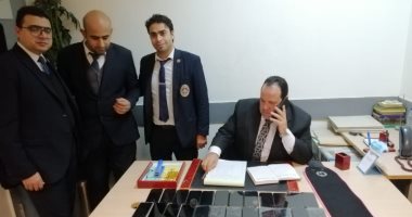 ضبط راكب بمطار القاهرة حاول تهريب هواتف آيفون حول جسده