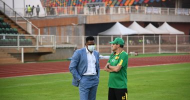 صامويل إيتو يزور معسكر منتخب الكاميرون قبل 3 أيام من انطلاق أمم أفريقيا