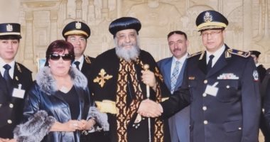 ابنه الراحلة رجاء الجداوي تستعين بصور من حضورها لقداس عيد الميلاد لتهنئة الإخوة الأقباط