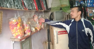 بيع دود صيد الأسماك تخصص فى المنيا.. كيلو البلدى بـ200 جنيه و160 للفطاط والورقة بـ3 جنيهات لـ"الريمة".. أحمد يرث المهنة عن والده ويؤكد: "الريمة" للنهار و"النطاط والبلدى" لليل.. وفصل الصيف موسم الرواج.. فيديو