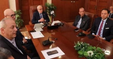 محافظ بورسعيد يجتمع باللجنة الساباعية المكلفة بإدارة النادي المصري