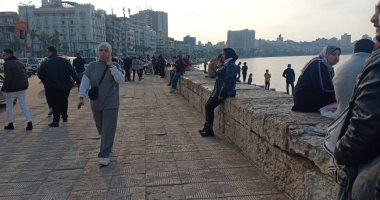 كورنيش الإسكندرية كامل العدد.. صور وترمس وصيد باحتفالات عيد الميلاد.. فيديو