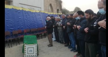 هشام عباس يشيع جنازة والده من مقابر البساتين.. صور