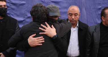 حميد الشاعرى يواسى صديق عمره هشام عباس فى وفاة والده.. صور
