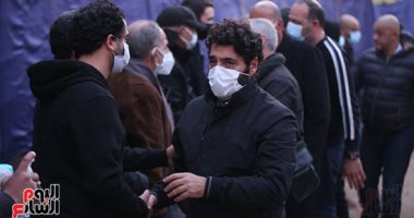 هشام عباس يتلقى عزاء والده بالمقابر وحميد الشاعرى المعزى الوحيد
