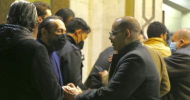 أكرم القصاص يقدم واجب العزاء للفنان على الحجار فى وفاة شقيقه