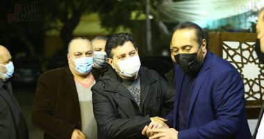 هانى شاكر ومصطفى قمر وإيهاب توفيق يقدمون واجب العزاء فى أحمد الحجار