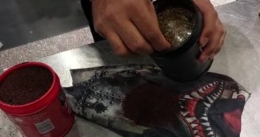 إحباط محاولة تهريب أسلحة محظورة ومواد مخدرة مع راكب بمطار القاهرة.. صور  