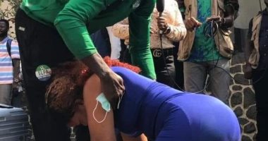 زوجة لاعب سيراليون تودعه بشكل غريب قبل المشاركة فى أمم أفريقيا.. فيديو