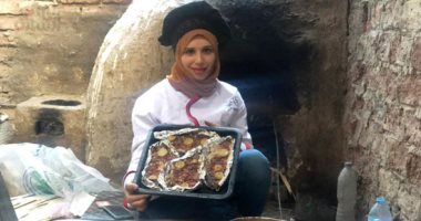 الشيف أم كوكو تعد أشهى المأكولات بمذاق البساطة والحب.. ومع صغارها وببدلة الشيف اهتدت لتعليم الفتيات فنون الطهى فى مطبخها الريفى بتقاليد زمان.. ومعاها هتعرف تعمل السنجارى وسمك الصحافة الفلاحى على الكانون.. صور