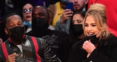 أديل فى نزهة مع صديقها أثناء مشاهدة مباراة كرة السلة.. صور