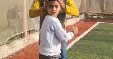 مش هتصدق عينك.. الطفل المطاط بيلف راسه 180 درجة وعضمه زى العجين 