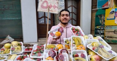 "الطبق عل أد الإيد".. عبد الله شاب يبيع طبق الفاكهة بـ5 جنيهات ببنها.. أشترى الفاكهة طازجة وأغسلها وأغلفها لبيعها.. ولدى أطباق أتاجر فيها مع الله.. ويؤكد: والدتى تدعمنى للاستمرار بالمبادرة.. صور وفيديو