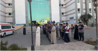 صلاة الجنازة على ضحايا حادث تصادم أتوبيس وميكروباص بمدينة الطور.. فيديو وصور