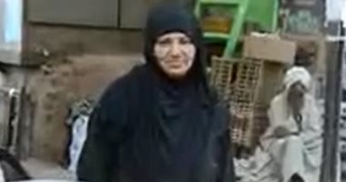 "أم كرم" بطلة تعمل 15 ساعة يوميا ببيع الخضار وأدخلت 5 أبناء كليات
