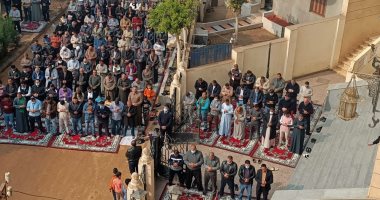 الحزن يعم قرية أبو رقبة بالمنوفية فى عزاء شقيق الراحل محمود العربى.. لايف