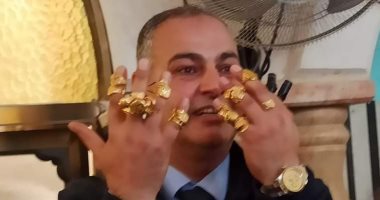نساء قرية فلسطينية يتبرعن بالأموال والذهب لتوسعة مسجد.. فيديو وصور