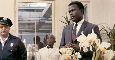 هوليود تودع أيقونة أفلام الستينات.. وفاة سيدنى بواتييه أول أمريكى من أصل أفريقى يفوز بالأوسكار.. أدى أدوارا بارزة تعكس وضع العنصرية فى الولايات المتحدة.. وأشاد به السود كرمز لهم وآخرون انتقدوه لأدواره مع البيض