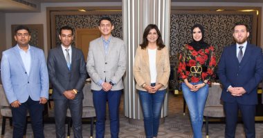 وزيرة الهجرة تلتقي بعض الشباب المصريين بالخارج المشاركين فى منتدى شباب العالم