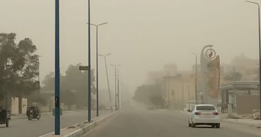 عواصف ترابية تغطي سماء مطروح وأجواء ضبابية مع انخفاض درجات الحرارة.. لايف وصور