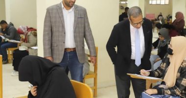 طلاب "الصيدلة والعلاج الطبيعى" يؤدون امتحانات الفصل الدراسى الأول بجنوب الوادى‎‎