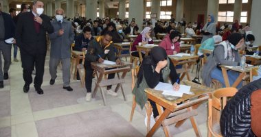 رئيس جامعة حلوان يتابع سير الامتحانات لكلية الحقوق