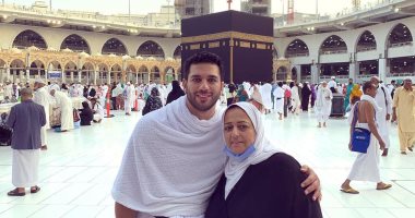 حسن الرداد يحيى الذكرى السنوية الأولى لوفاة والدته بمجموعة صور ورسالة مؤثرة