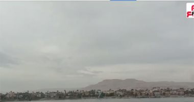 الأمطار الخفيفة تعود بشوارع مدينة الأقصر من جديد ليلاً