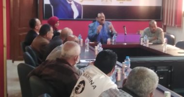 رئيس مدينة سفاجا يجتمع بممثلى القرى السياحية لمناقشة تطوير المدينة