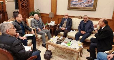 محافظ بورسعيد يلتقي بلجنة المصري المُعينة للوقوف على الوضع المالي للنادى