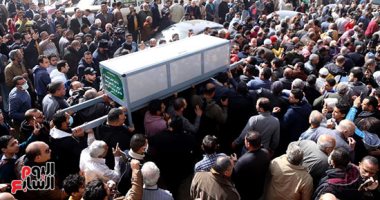 الآلاف يشيعون جنازة الإعلامى الكبير وائل الإبراشي لمثواه الأخير بمسقط رأسه فى الدقهلية.. صلوا عليه الجنازة بمسجد سيدي سالم بمدينة شربين ودفن فى مقابر العائلة بجوار والدته.. وأسرته تكشف اللحظات الأخيرة فى حياته