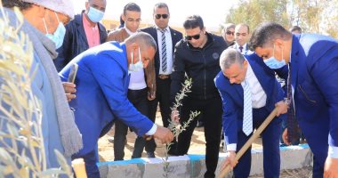 محافظ سوهاج يتابع أعمال إنارة طريق مطار "سوهاج- جرجا" ويتفقد مشتل الزيتون