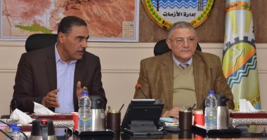 محافظ مطروح ورئيس مصنع حلوان للصناعات يبحثان إنهاء مد شبكات الصرف الصحي