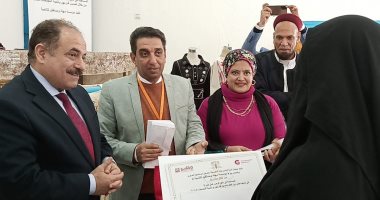تدريب 25 سيدة بسيوة على خياطة وتطريز القماش والجلود 