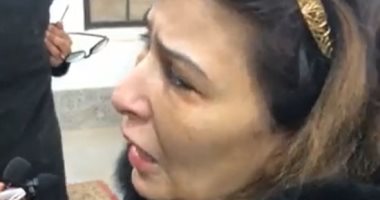 انهيار زوجة وائل الإبراشى من البكاء فى العزاء بمسقط رأسه بالدقهلية.. لايف