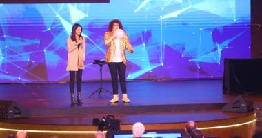 مسرح منتدى شباب العالم يشهد أول عرض مسرحى عن جائحة كورونا.. العرض يتحدث عن كيفية تعامل العالم مع الفيروس.. والرئيس السيسى مشيدا بالمسرحية: حاجة جميلة ومبدعة جدا بشكركم كلكم.. فيديو وصور